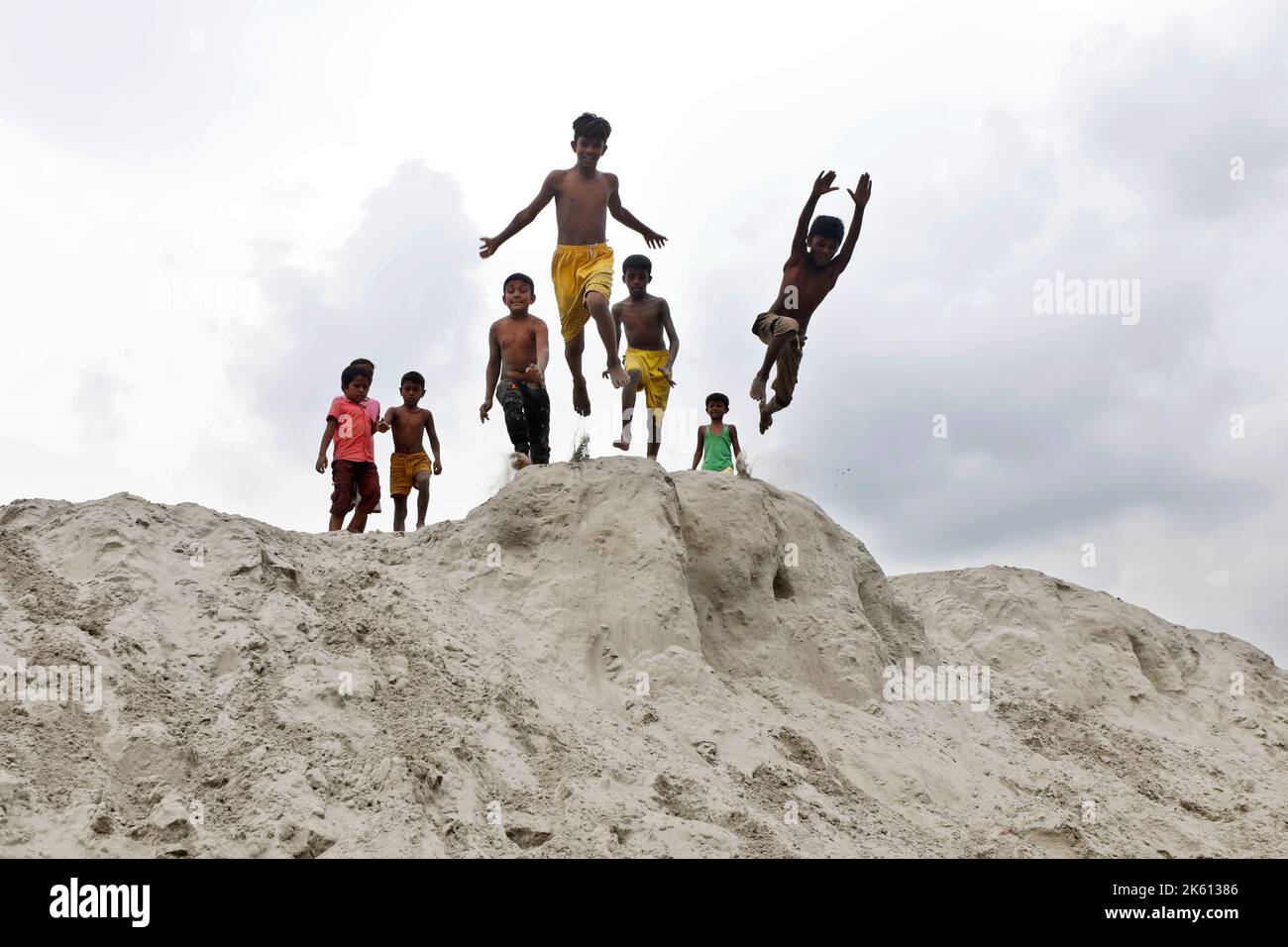 Dhaka, Bangladesh - 24 settembre 2022: Va da sé che non c'è posto per i bambini a Dhaka, quindi giocano sulla sabbia Foto Stock