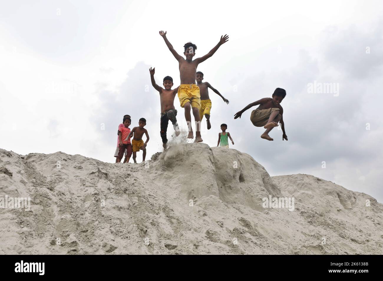 Dhaka, Bangladesh - 24 settembre 2022: Va da sé che non c'è posto per i bambini a Dhaka, quindi giocano sulla sabbia Foto Stock