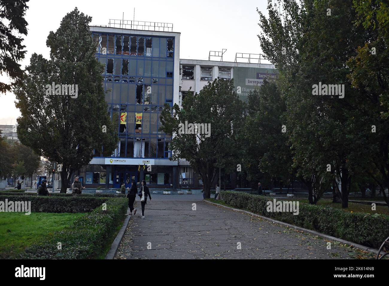 ZAPORIZHZHZHZHIA, UCRAINA - 10 OTTOBRE 2022 - vetro frantumato dall'ondata di esplosione nella costruzione di Ukrposhta, Zaporizhzhzhia, Ucraina sudorientale. Credit: Ukrinform/Alamy Live News Foto Stock