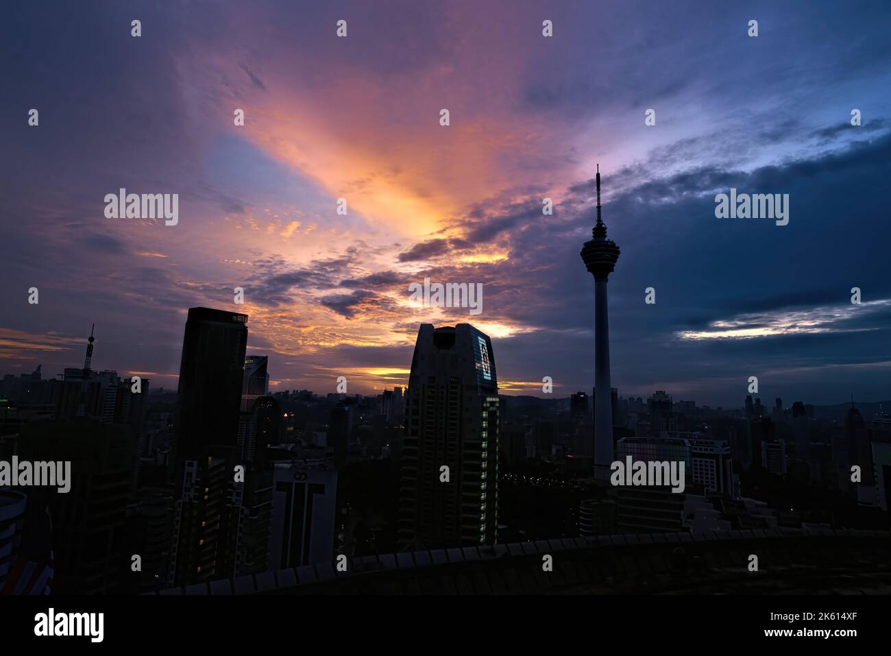 La KL Tower, puo' essere vista sullo sfondo di un tramonto. Foto Stock