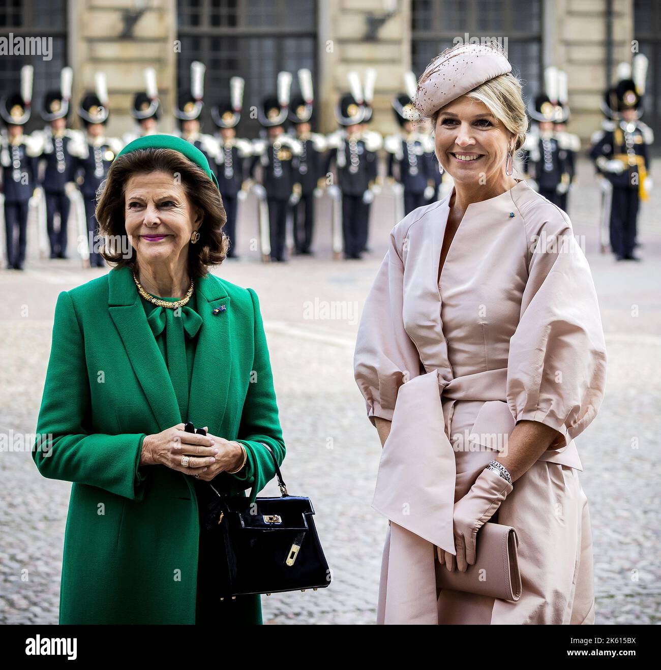 2022-10-11 12:28:47:19 STOCCOLMA - la regina Maxima e la regina Silvia posa  per una foto durante una cerimonia di benvenuto al palazzo reale. La visita  di tre giorni della coppia reale in