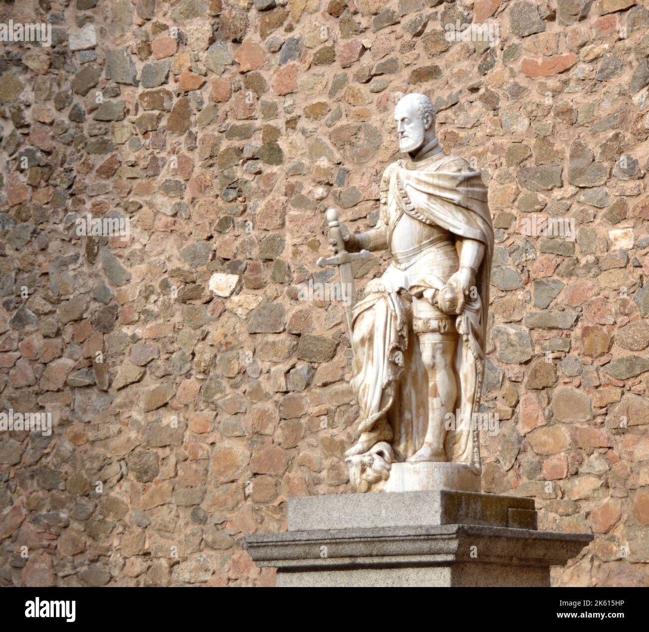 Toledo, Spagna - 26 settembre 2015: Statua omaggio all'imperatore Carlos V. Foto Stock