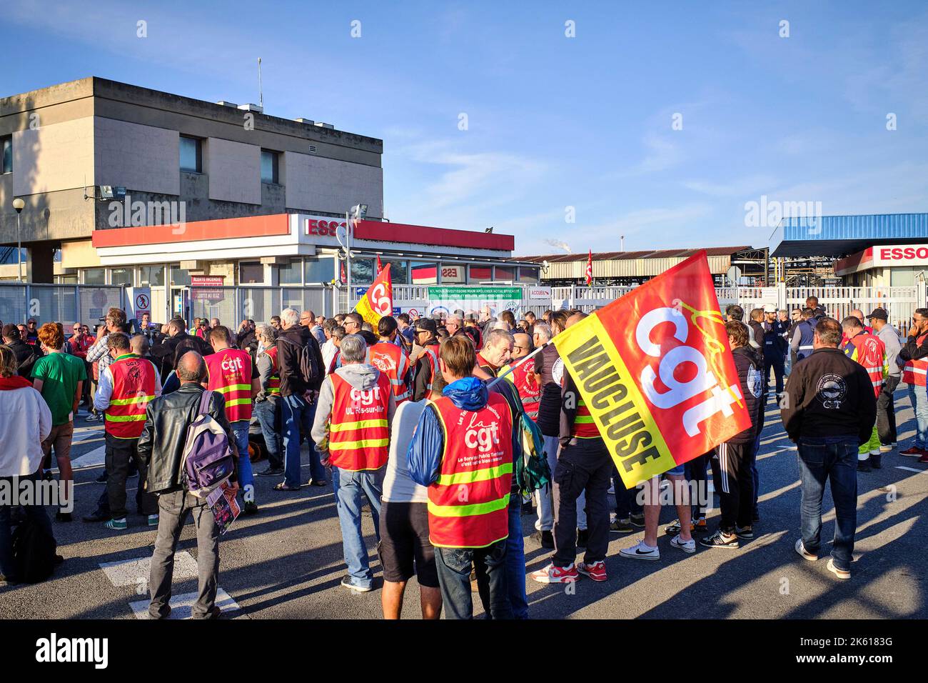 Fos-sur-Mer, Francia, 11 ottobre 2022. Sciopero dei dipendenti di Total e ExxonMobil a la Mède e Fos-sur-Mer, nel sud della Francia. Dimostrazione per la domanda aumenti salariali e potere d'acquisto di fronte alla sede di esso a Fos-sur-Mer il 11 ottobre 2022. Foto di Denis Dalmasso/ABACAPRESS.COM Foto Stock