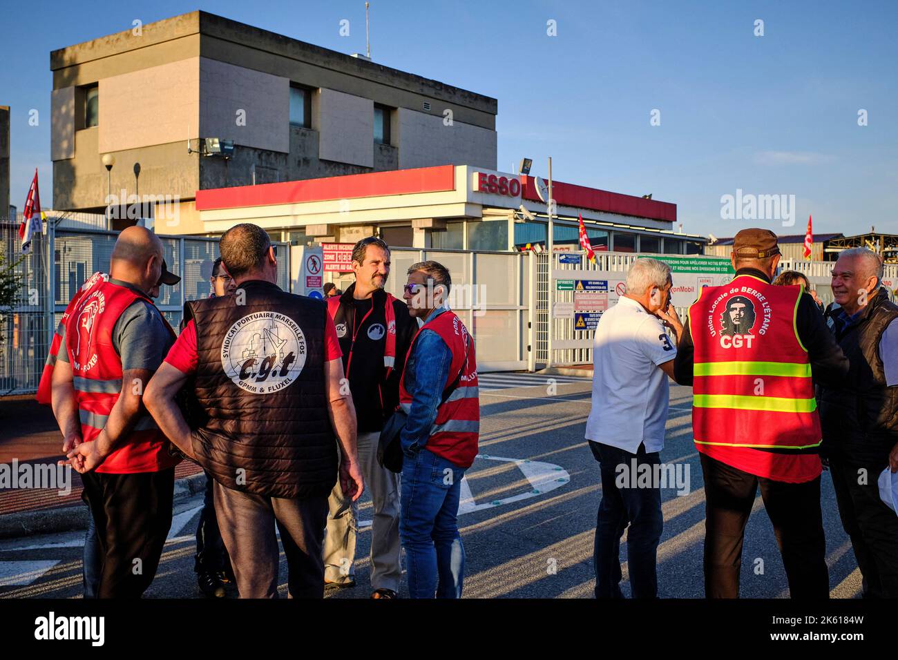 Fos-sur-Mer, Francia, 11 ottobre 2022. Sciopero dei dipendenti di Total e ExxonMobil a la Mède e Fos-sur-Mer, nel sud della Francia. Dimostrazione per la domanda aumenti salariali e potere d'acquisto di fronte alla sede di esso a Fos-sur-Mer il 11 ottobre 2022. Foto di Denis Dalmasso/ABACAPRESS.COM Foto Stock