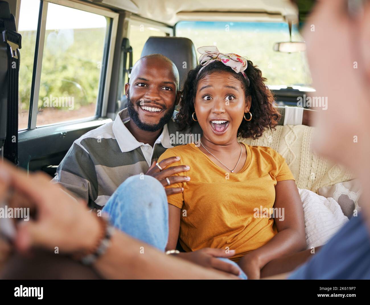 Viaggio in auto, coppia in pulmino viaggio e vivere la campagna avventura vacanza insieme. Safari estivo avventura, felice coppia nera rilassarsi in una roulotte Foto Stock