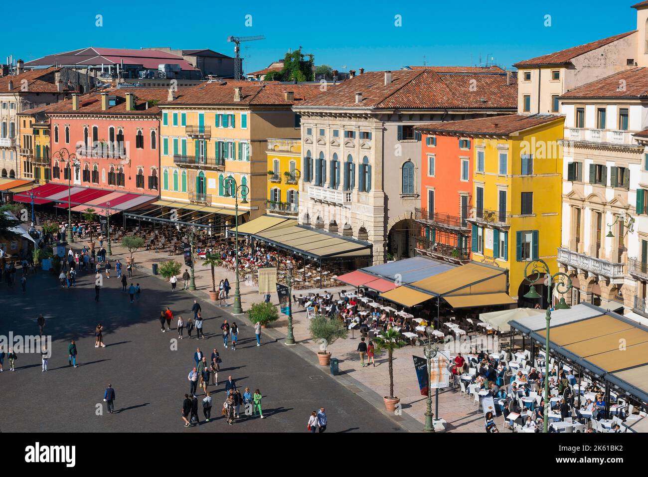 Piazza Bra Verona, vista in estate sul lato occidentale di Piazza Bra, una colorata fila di caffè e ristoranti noti come Liston, Verona, Veneto Italia Foto Stock