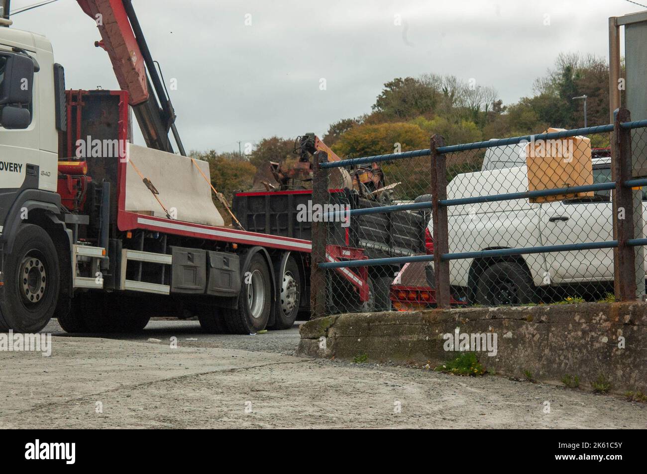 Bantry West Cork Irlanda, 11 ottobre 2022, ;Gardaí dove è chiamato per assistere gli addetti alle pulizie in un luogo di sosta a Bantry. L'equipaggio, che è stato incaricato dal consiglio della contea di Cork per liberare una parte non autorizzata del sito, ha dovuto affrontare una forte opposizione e ha dovuto ottenere l'assistenza di garda. Ad un certo punto si diceva che ci fossero circa 30 ufficiali del garda in scena. Un camion, pieno di metallo di scarto lascia il luogo. Credito; ed/Alamy Live News Foto Stock