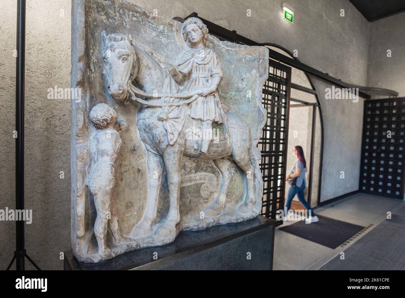 Verona arte, vista di un pannello di marmo medievale intitolato San Martino e il mendicante situato al piano terra del Museo Castelvecchio, Verona Foto Stock