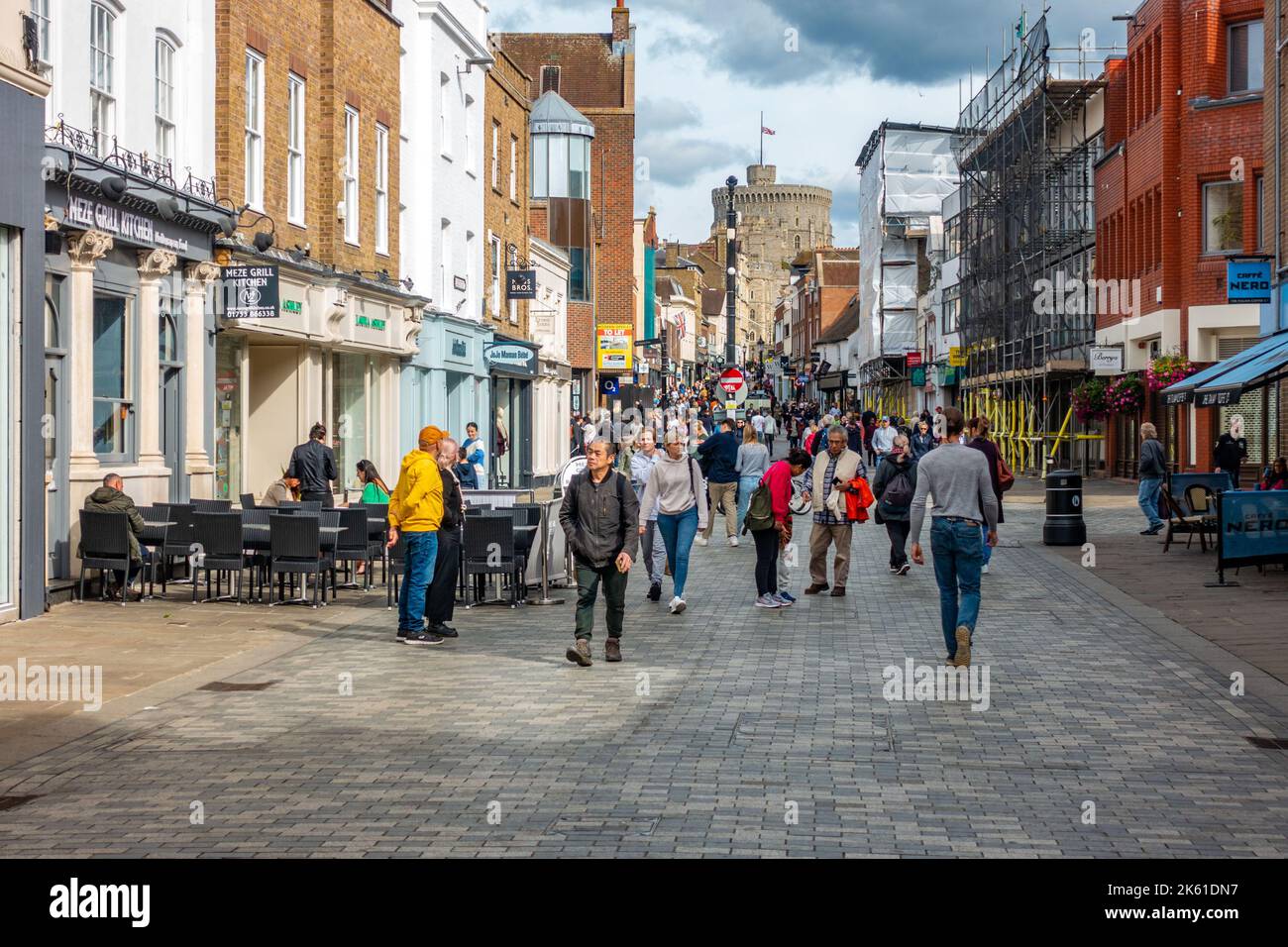 Una vista lungo Peascod Street a Windsor guardando verso il Castello di Windsor. Foto Stock
