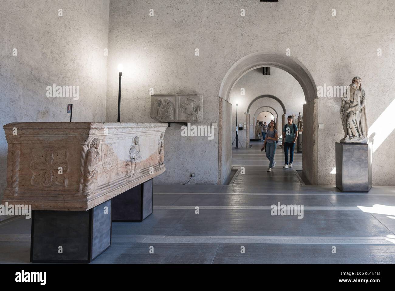 Museo d'arte di Verona, veduta di un sarcofago del 12th° secolo e sculture medievali situate al piano terra del Museo Castelvecchio, Verona Italia Foto Stock