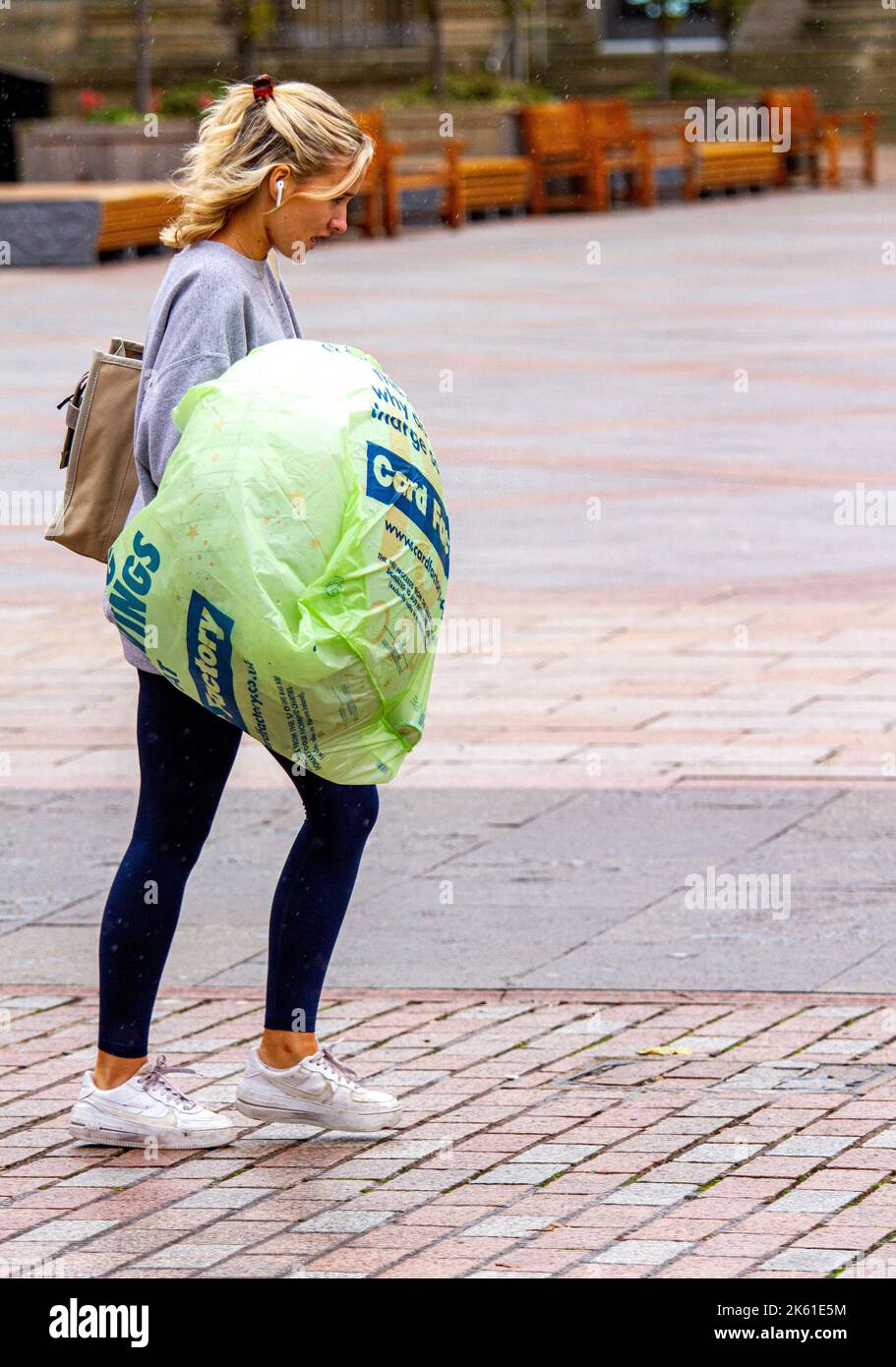 Dundee, Tayside, Scozia, Regno Unito. 11th Ott 2022. UK Weather: Una mattinata di ottobre luminosa e fredda, con temperature che raggiungono i 12°C in alcune parti della Scozia nordorientale. I residenti locali sono fuori e intorno nel centro di Dundee, andando circa il loro commercio quotidiano mentre compere saggiamente dovuto l'alto costo della vita della Scozia. Credit: Dundee Photographics/Alamy Live News Foto Stock