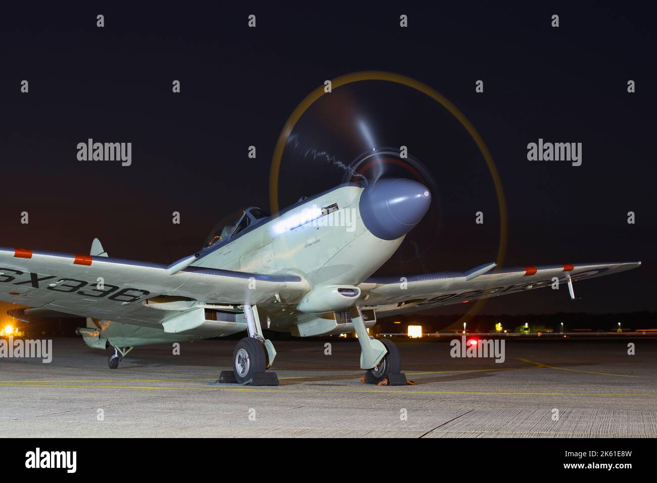 Vickers Supermarine Seafire XVII, SX336, Navy Wings, NAS Yeovilton di notte, Foto Stock