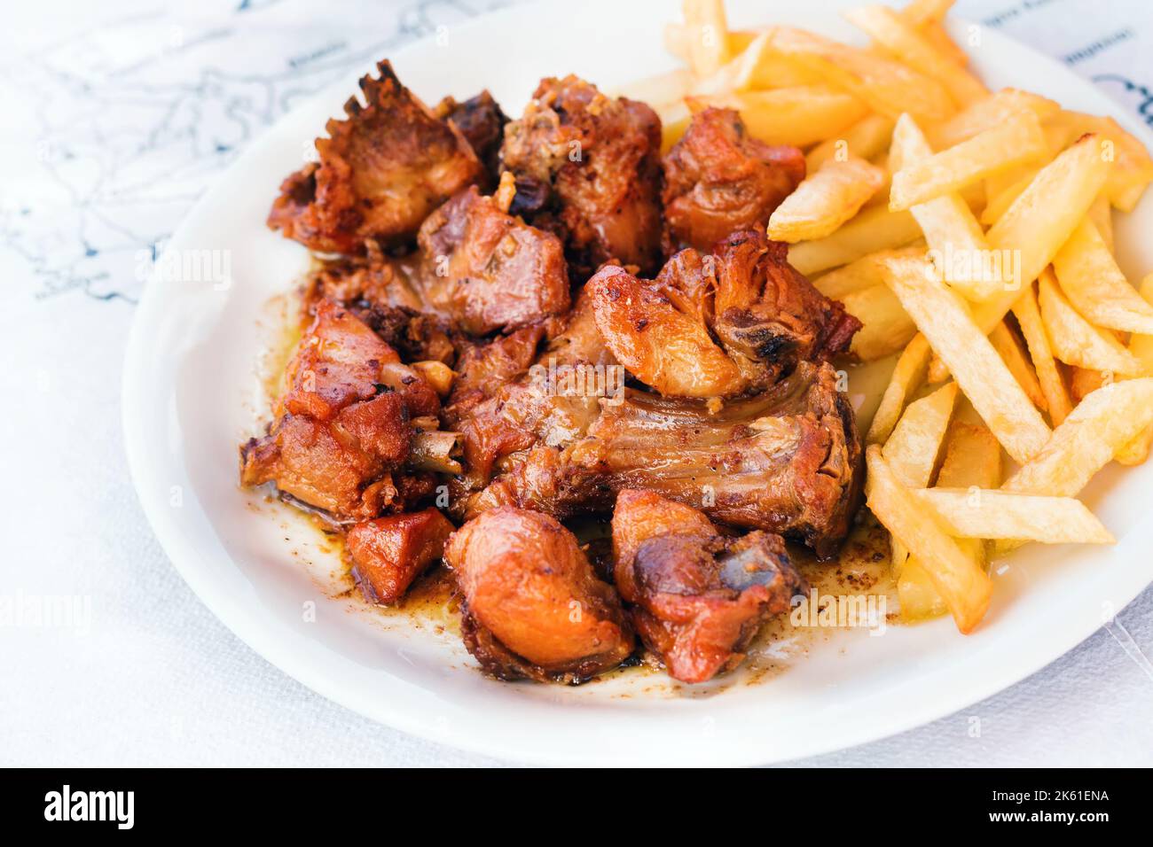 Un semplice piatto greco di carne marinata e patate, fuoco selettivo Foto Stock