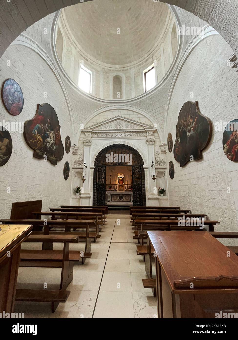 Cisternino, Puglia, Italia. Chiesa Madre di San Nicola, chiesa cattolica del 13th° secolo. Cappella del Santissimo Sacramento, con dipinti di Barnaba Zizzi. Foto Stock