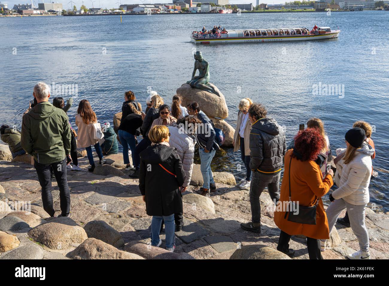 Copenaghen, Danimarca. Ottobre 2022. Un gruppo di turisti che scattano foto di fronte alla statua della sirena nel centro della città Foto Stock