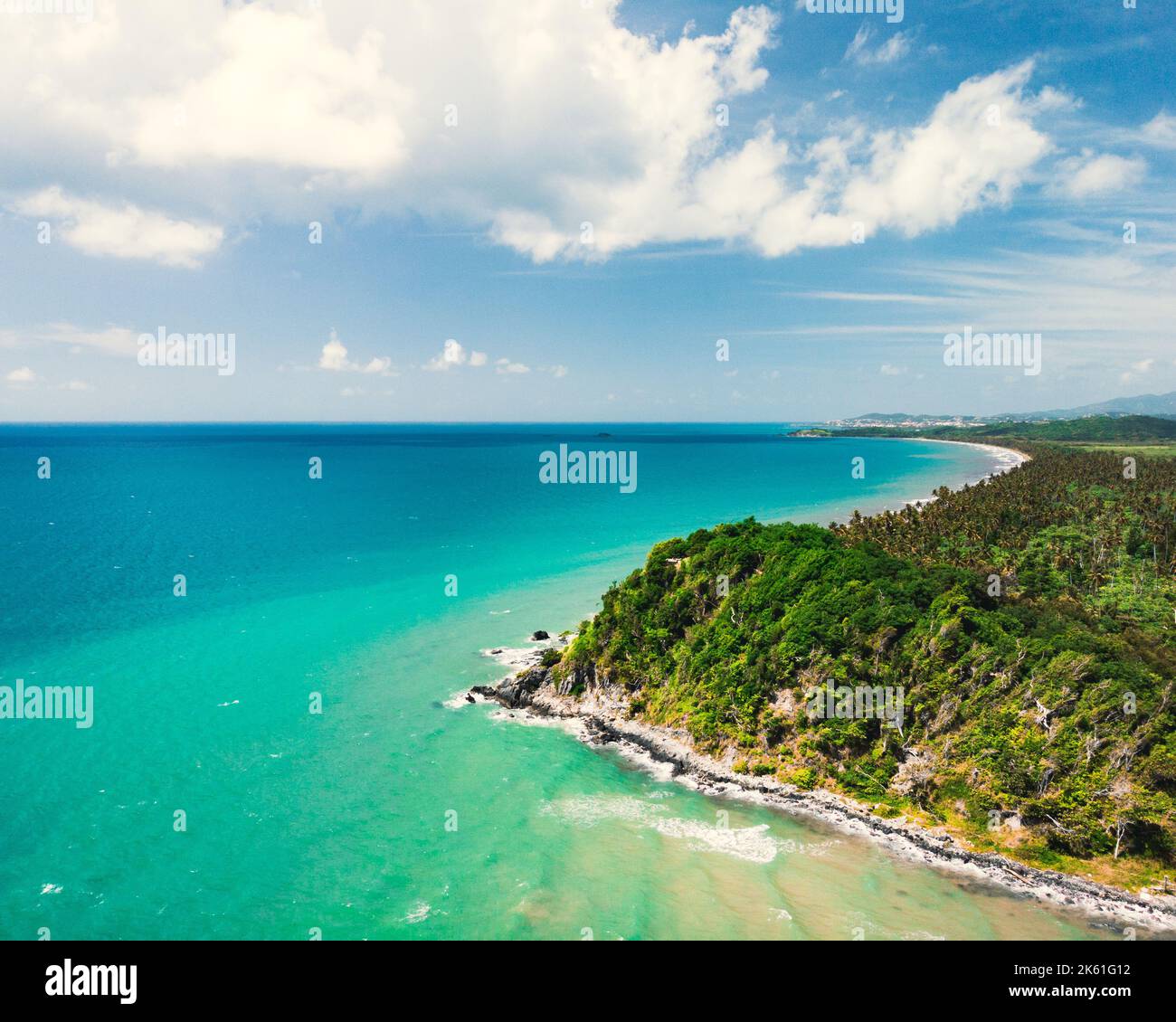 bellissima foto di droni in spiaggia con oceani blu puri da porto rico a humacao Foto Stock