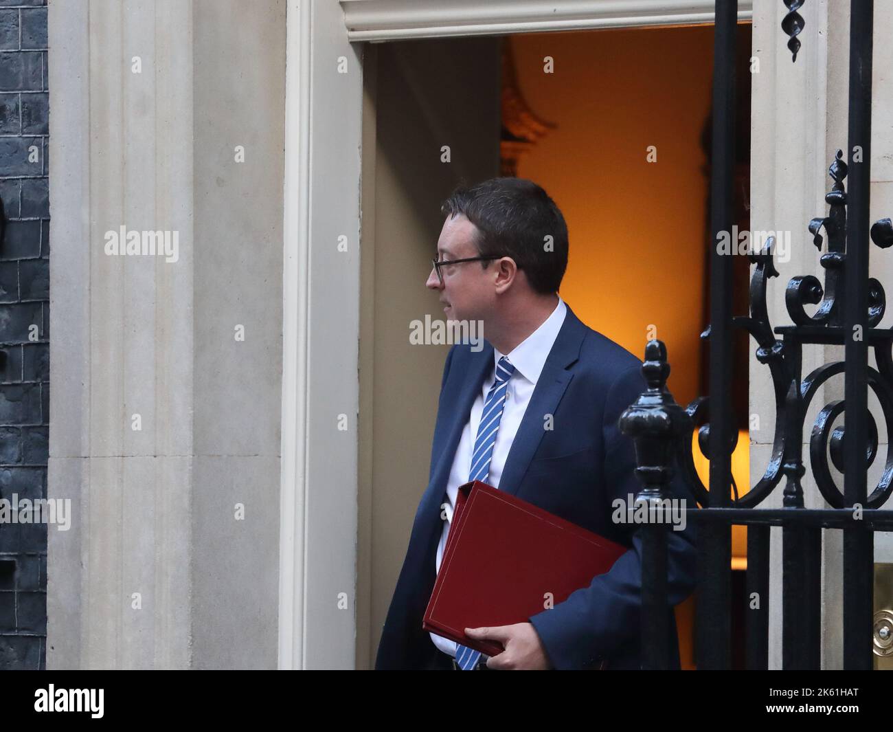 Londra, Regno Unito. 11th Ott 2022. Il Segretario di Stato per il livellamento Simon Clarke lascia Downing Street n. 10 dopo la riunione settimanale del Gabinetto. Credit: Uwe Deffner/Alamy Live News Foto Stock
