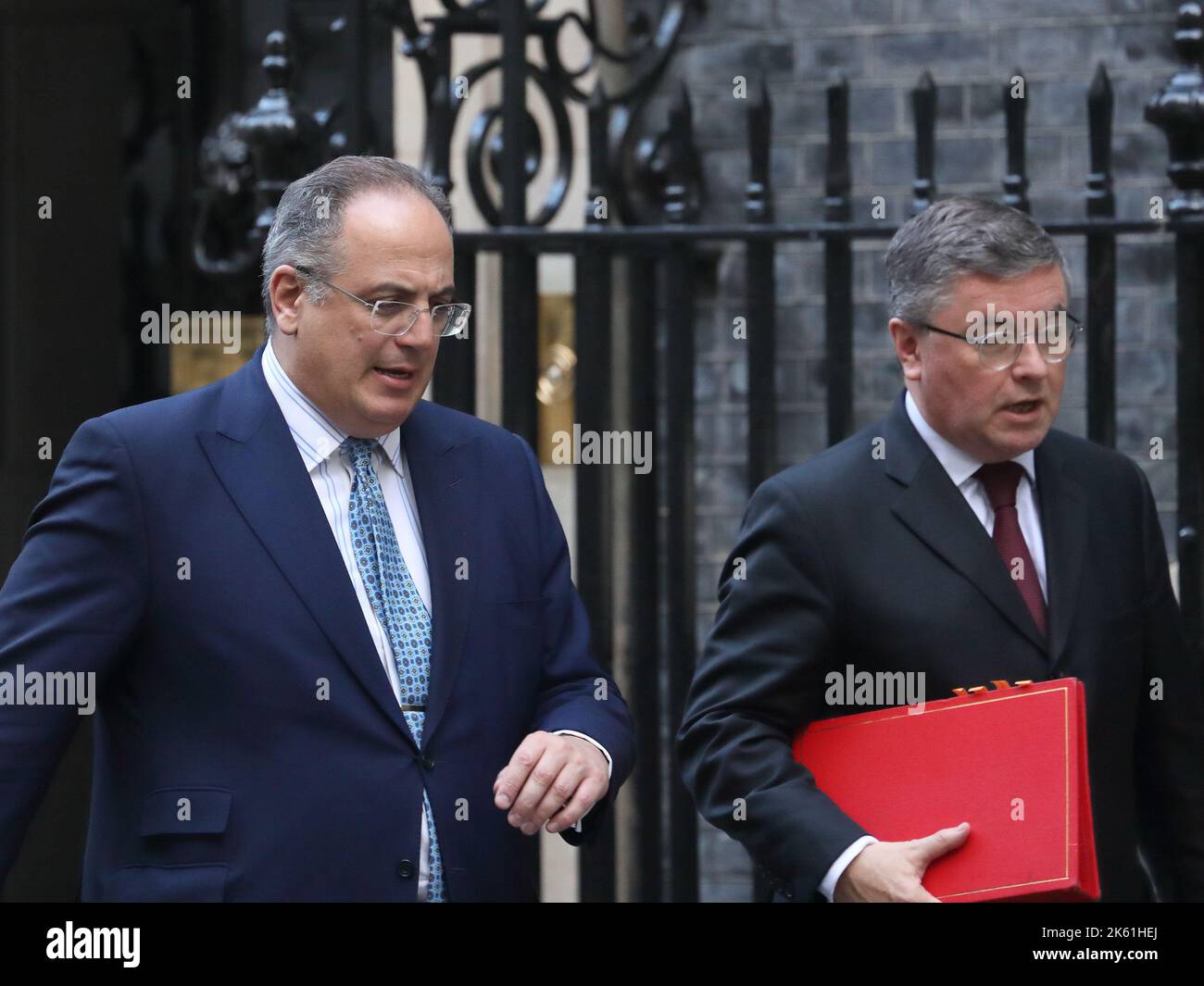 Londra, Regno Unito. 11th Ott 2022. Il procuratore generale Michael Ellis e il Segretario di Stato del Galles Robert Buckland lasciano Downing Street n. 10 dopo la riunione settimanale del Gabinetto. Credit: Uwe Deffner/Alamy Live News Foto Stock