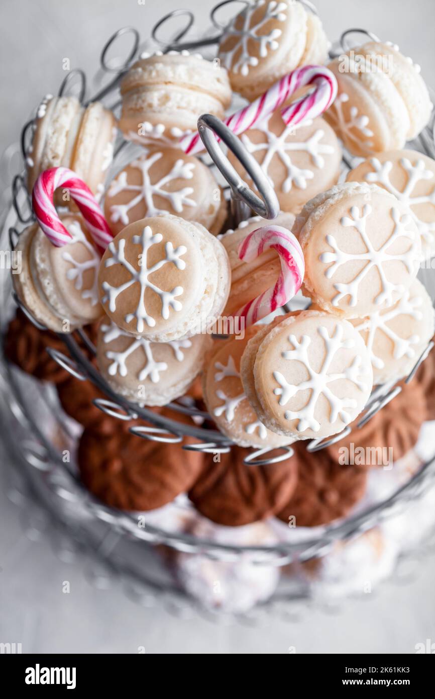 Cuochi natalizi e macaron decorati con fiocchi di neve Foto Stock