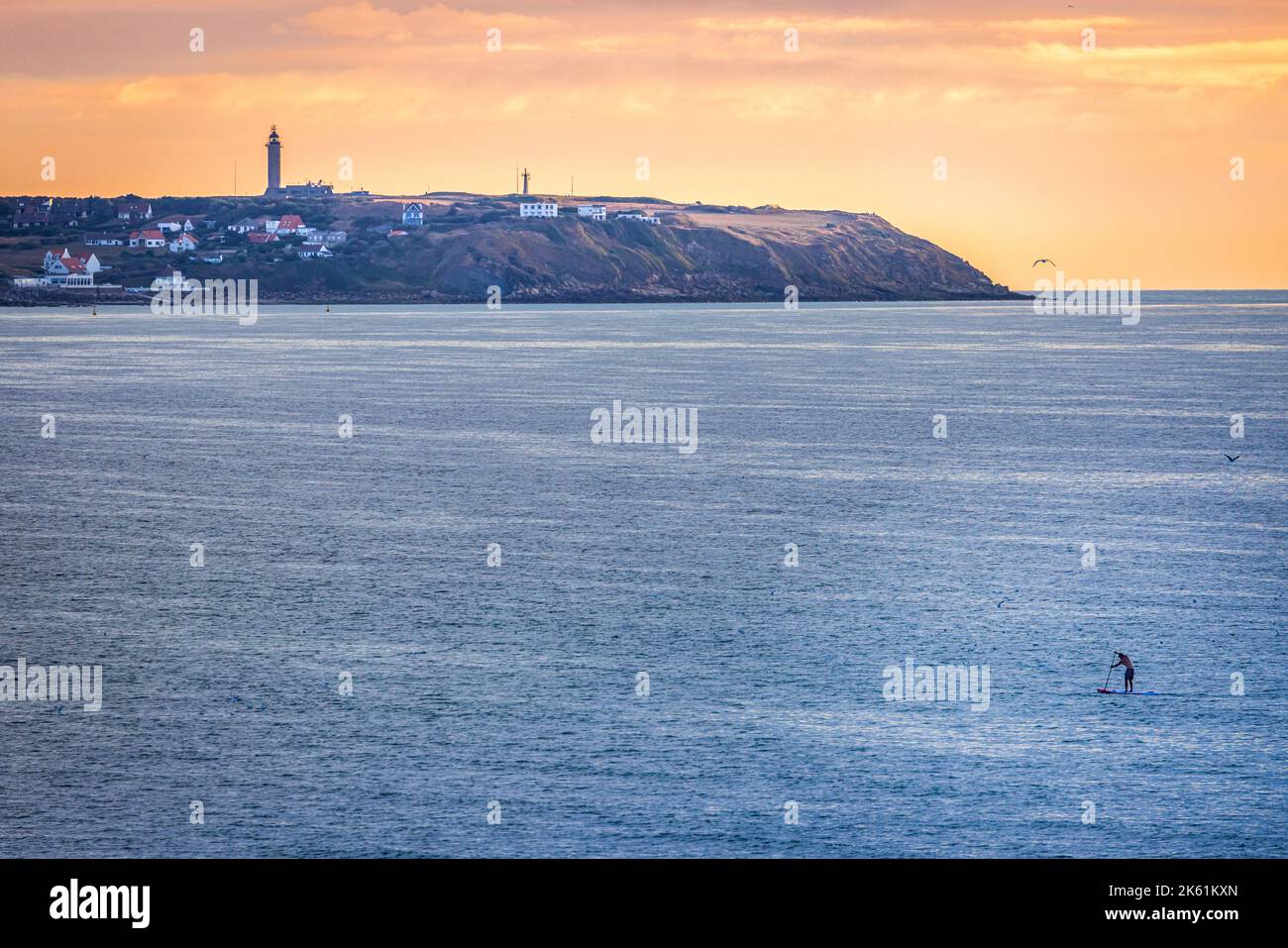 Pratiquant de paddle dans la baie de Wissant, France,Côte d'Opale. Foto Stock