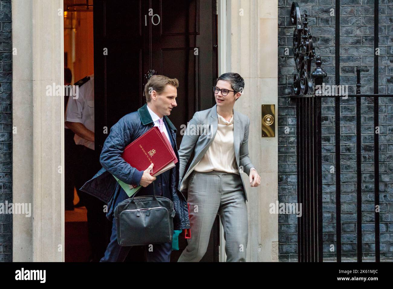 Downing Street, Londra, Regno Unito. 11th ottobre 2022. I ministri partecipano alla prima riunione del Gabinetto al 10 di Downing Street dopo la Conferenza del Partito conservatore della scorsa settimana. Chris Philp MP, Segretario principale del Tesoro con Chloe Smith MP, Segretario di Stato per il lavoro e le pensioni. Amanda Rose/Alamy Live News Foto Stock