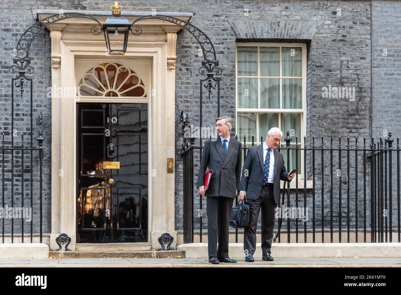 Downing Street, Londra, Regno Unito. 11th ottobre 2022. I ministri partecipano alla prima riunione del Gabinetto al 10 di Downing Street dopo la Conferenza del Partito conservatore della scorsa settimana. Jacob Rees-Mogg MP, Segretario di Stato per le imprese, l'energia e la strategia industriale con Graham Stuart MP, Ministro di Stato (Ministro del clima) presso il Dipartimento per le imprese, l'energia e la strategia industriale. Amanda Rose/Alamy Live News Foto Stock