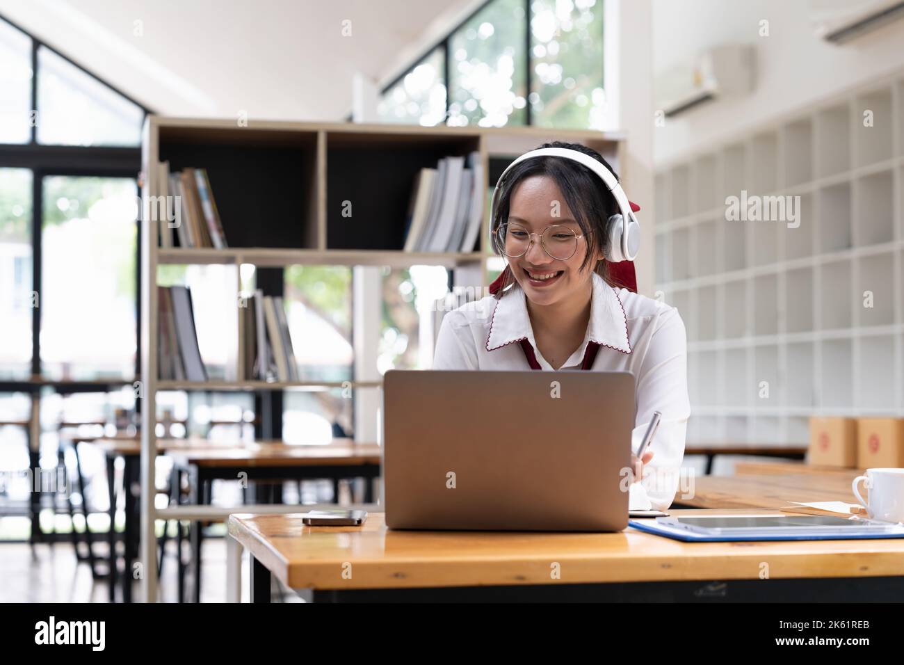 Asian ragazza studente online corso di apprendimento online studio video chiamata online zoom insegnante, felice ragazza asiatica imparare la lingua inglese online con il computer portatile Foto Stock