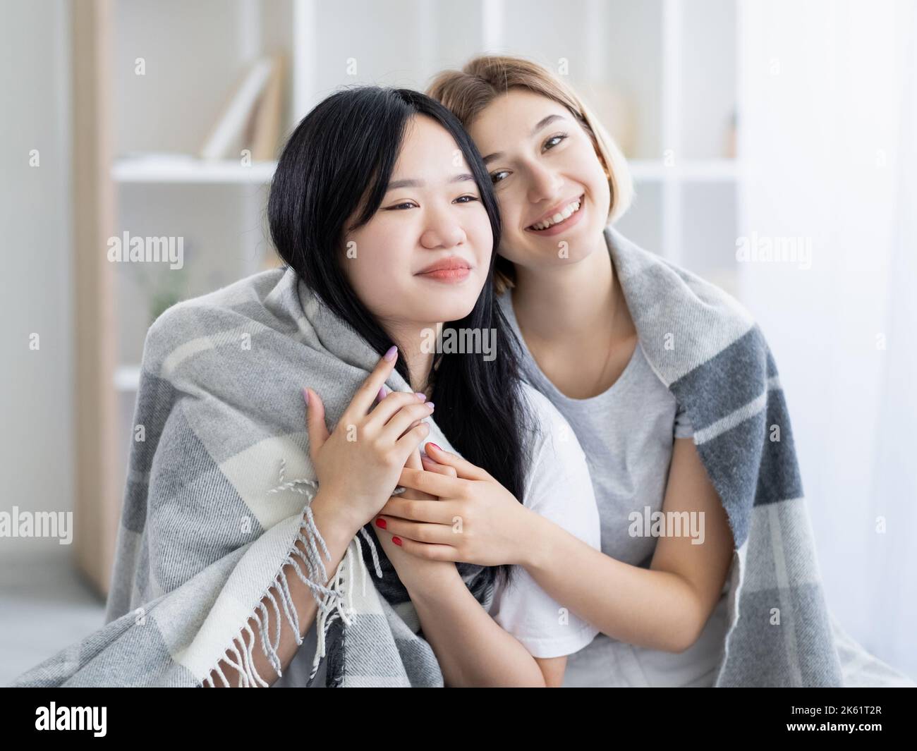 godendo di incontrare l'amicizia etnica donne felici Foto Stock