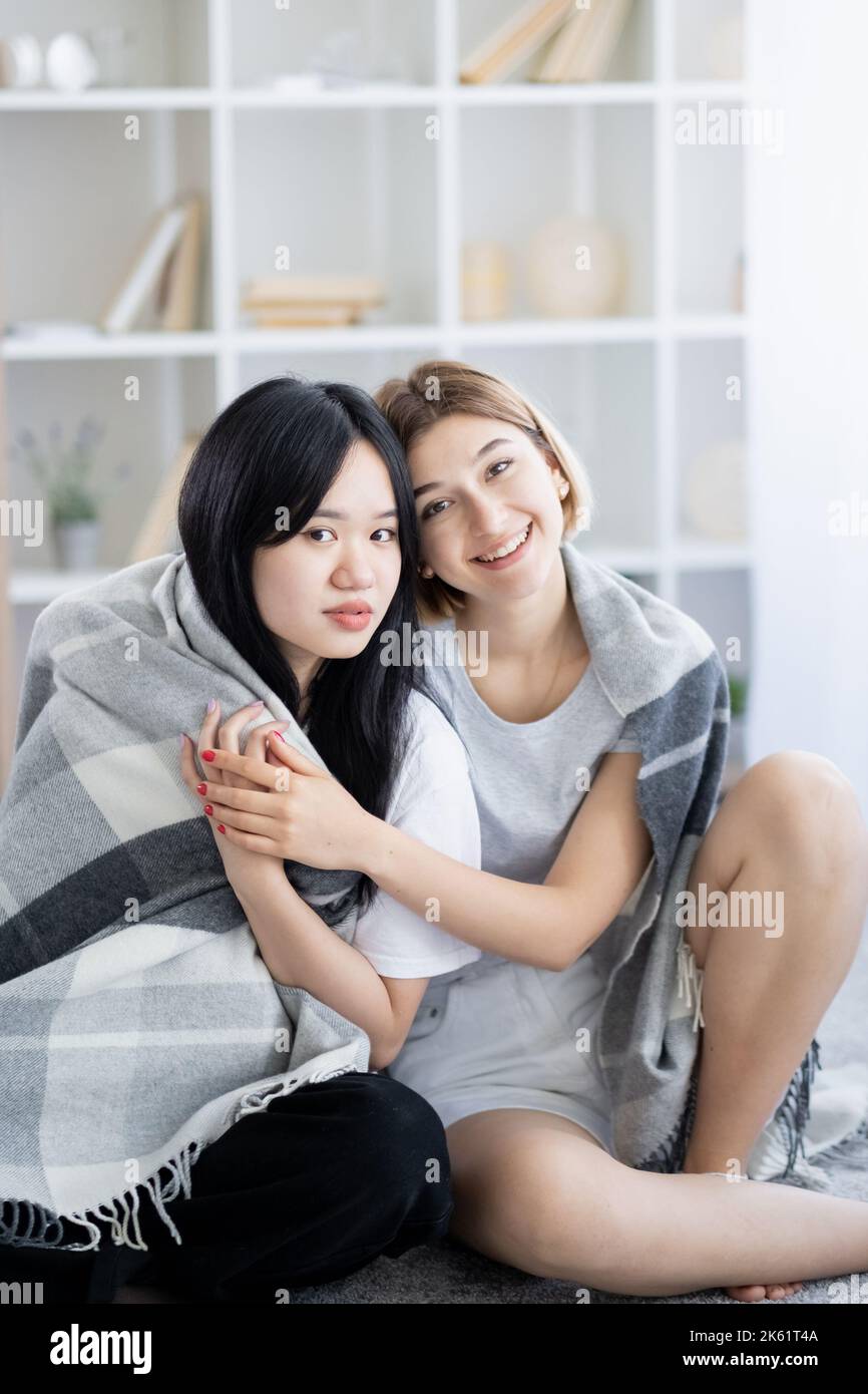 amicizia etnica felice donne a casa riunione Foto Stock