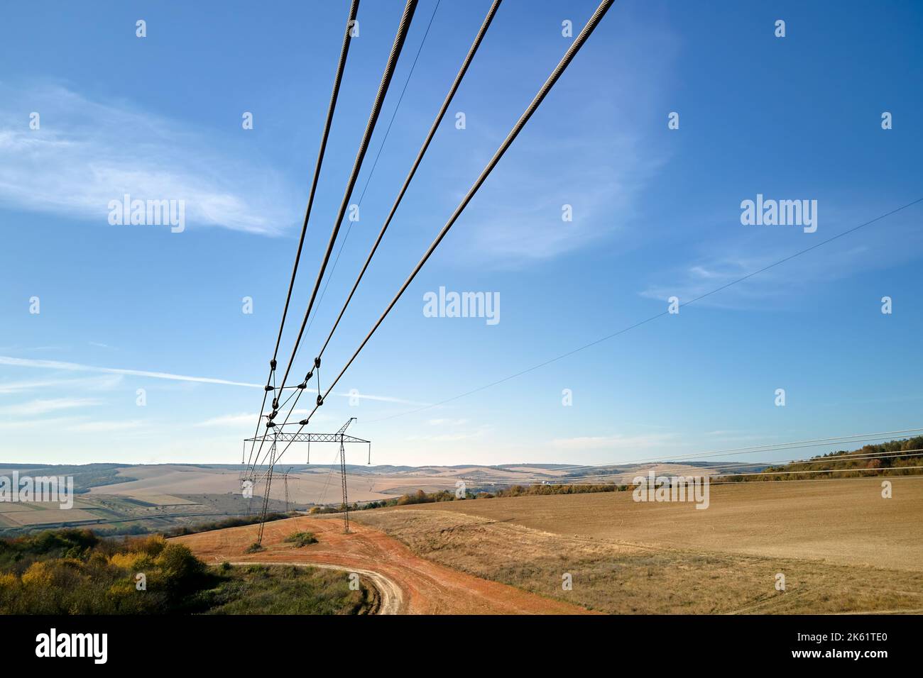 Torre ad alta tensione con linee elettriche che trasferono energia elettrica attraverso cavi Foto Stock