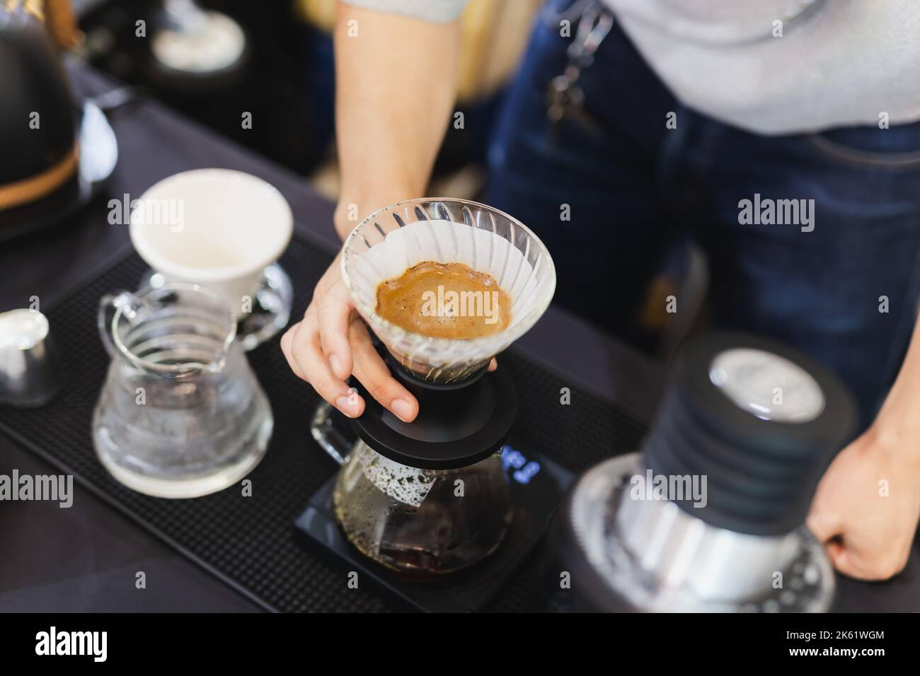 Vista dall'alto del barista che prepara caffè nel filtro di carta. Foto Stock