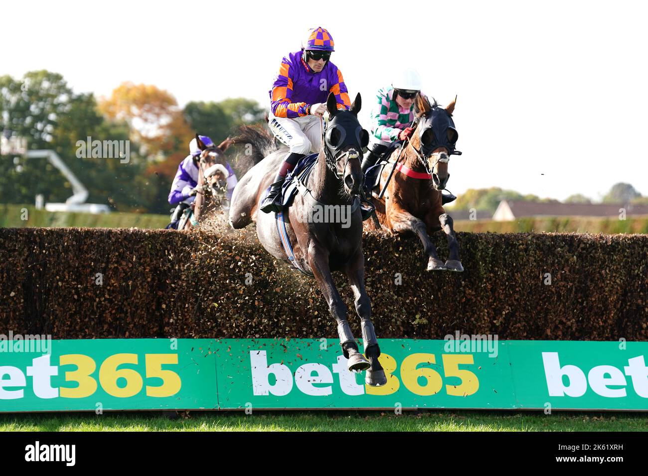 Whatsdastory guidato dal jockey Sam Twiston-Davies sulla strada per vincere la Chase handicap di Cazoo Mares durante l'ELY Memorial Fund Charity Raceday all'ippodromo di Hereford. Data immagine: Martedì 11 ottobre 2022. Foto Stock