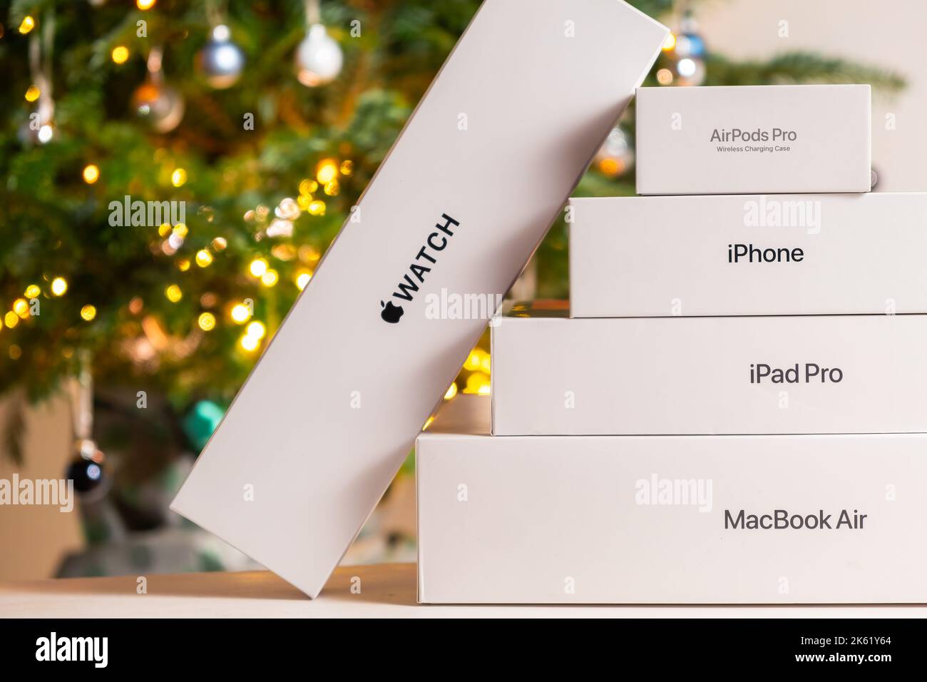 Scatole Apple con iPhone, orologio, AirPods pro, iPad pro, MacBook Air,  Matita di mele con un arco rosso sotto l'albero di Natale. Regali per feste  di Natale e Capodanno, 2022 ottobre, Praga,