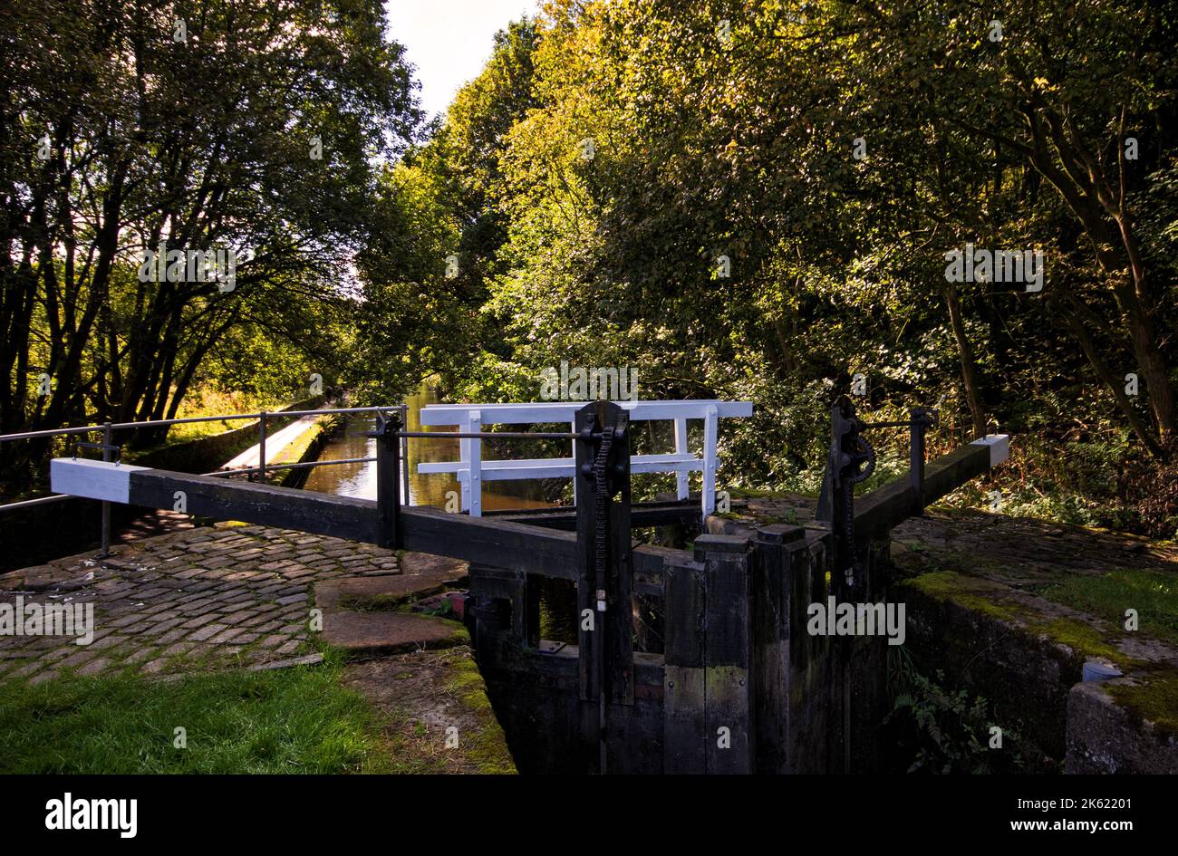La vista dalla sezione superiore di una serratura sul canale stretto di Huddersfield, a Uppermill, Oldham, Greater Manchester Foto Stock