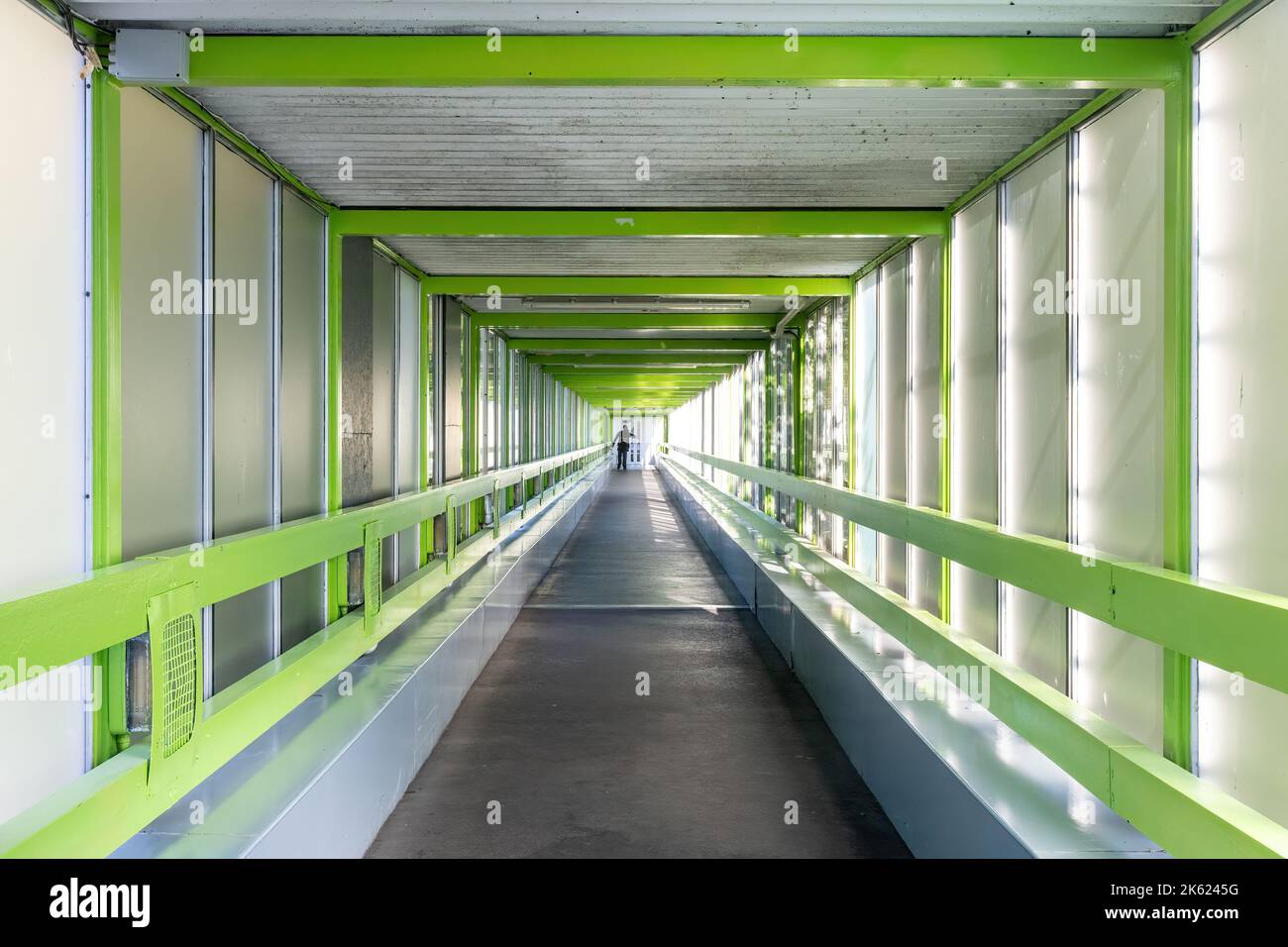 Ponte pedonale Fleet Services sull'autostrada M3, Hampshire, Inghilterra, Regno Unito Foto Stock