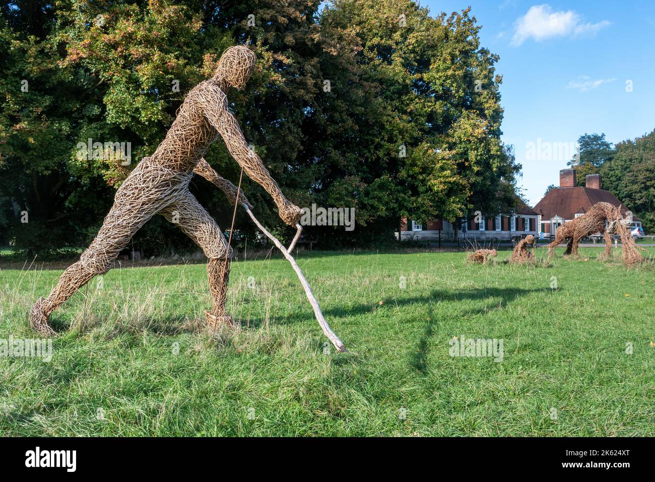 Haymaking, Sculptures by Willow Twisters, on Runnymede Meadows in Surrey, Inghilterra, Regno Unito. Sculture all'aperto, opere d'arte Foto Stock