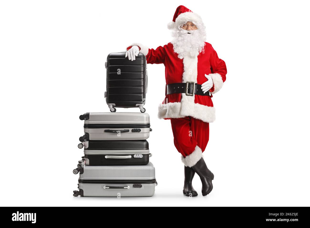 babbo natale appoggiato su un mucchio di valigie isolate su sfondo bianco Foto Stock