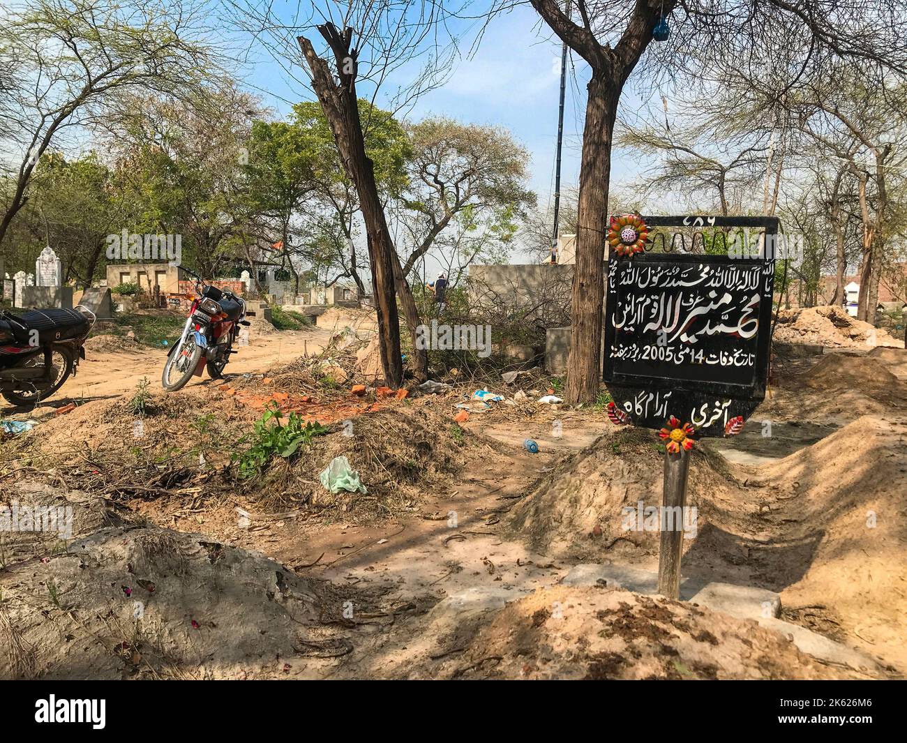 Cimitero musulmano a Shahdara, Pakistan. Tutte le tombe hanno un design semplice e unico e sono realizzate in argilla di fango. Foto Stock