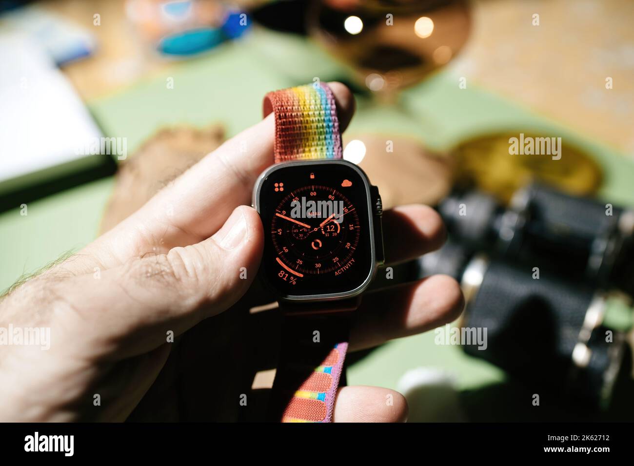 Londra, Regno Unito - 23 settembre 2022: Modalità notte sul nuovo titanio Apple Watch Ultra progettato per attività estreme come sport di resistenza, atleti d'élite, trailblazing, avventura Foto Stock