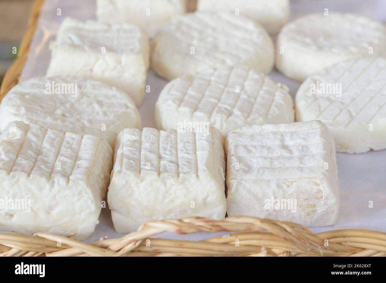 formaggio di capra fresco fatto in casa al mercato, primo piano foto Foto Stock
