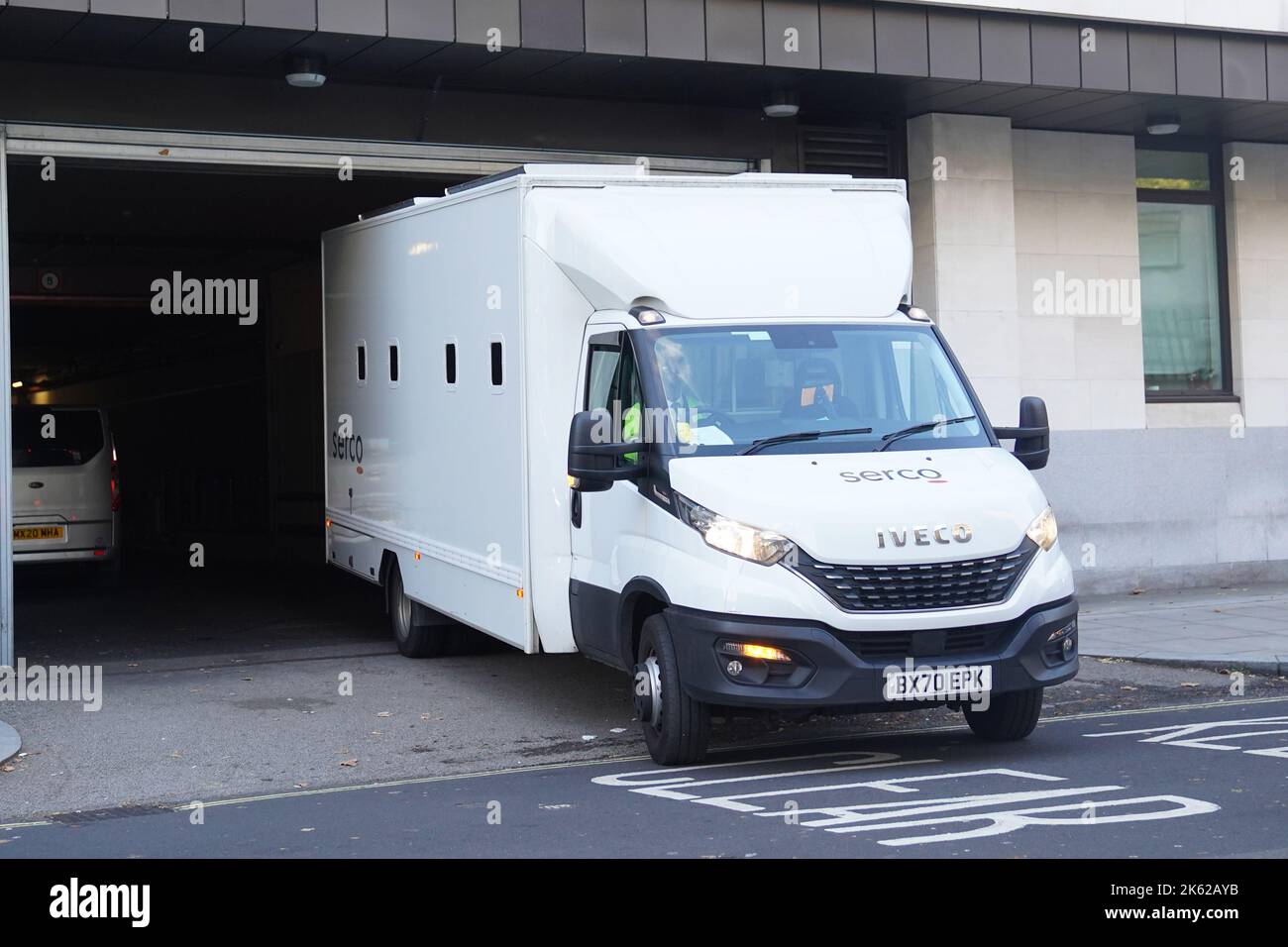 Un furgone di prigione, lasciando la Westminster Magistrates Court a Londra, dove Louis Parkinson è accusato di cospirazione per commettere rapine, causando gravi danni fisici con intenti, possesso di un'arma offensiva e possesso di una droga controllata di classe B. Data immagine: Martedì 11 ottobre 2022. Foto Stock