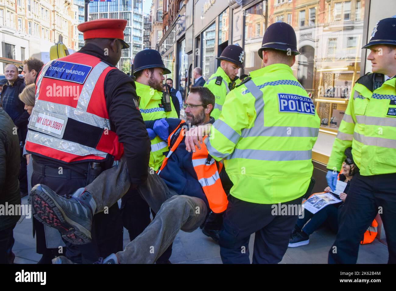 Londra, Regno Unito. 11th Ott 2022. Gli agenti di polizia arrestano un attivista Just Stop Oil che è stato incollato alla strada e bloccato Brompton Road a Knightsbridge durante la protesta. Il gruppo d'azione sul clima continua le sue proteste quotidiane chiedendo al governo britannico di non rilasciare nuove licenze per il petrolio e il gas. (Foto di Vuk Valcic/SOPA Images/Sipa USA) Credit: Sipa USA/Alamy Live News Foto Stock
