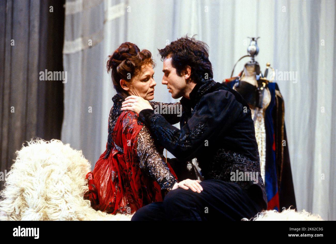 Judi Dench (Gertrude), Daniel Day-Lewis (Hamlet) in FRAZIONE di Shakespeare al Teatro Olivier, Teatro Nazionale (NT), Londra 16/03/1989 Scenografia: Costumi di John Gunter: Liz da Costa illuminazione: Mark Henderson combattimenti: Malcolm Ranson movimento: Jane Gibson regista: Richard Eyre Foto Stock