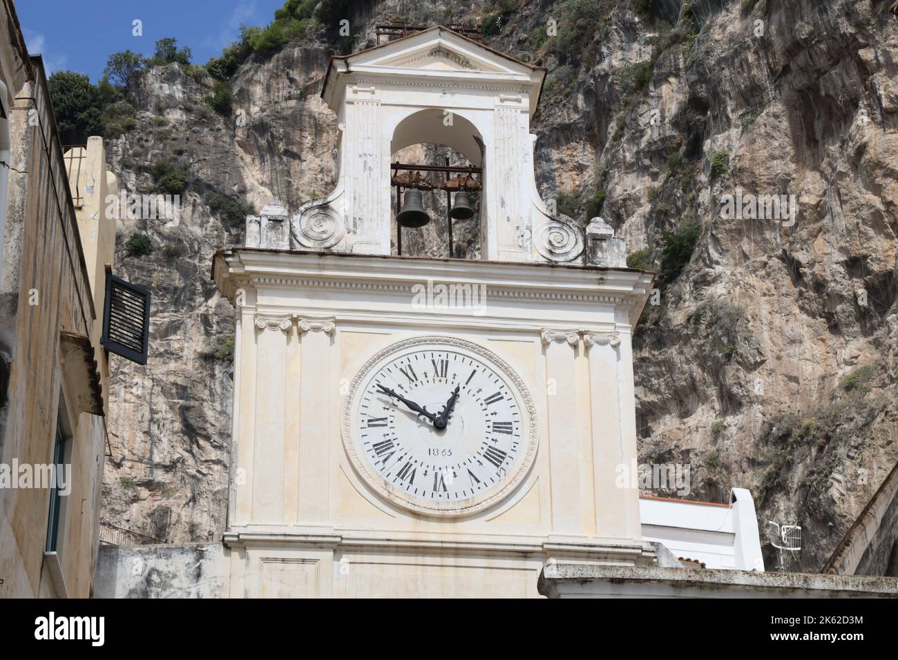 L'orologio della Chiesa di San Salvatore de Biretto in Atrani, esso Foto Stock