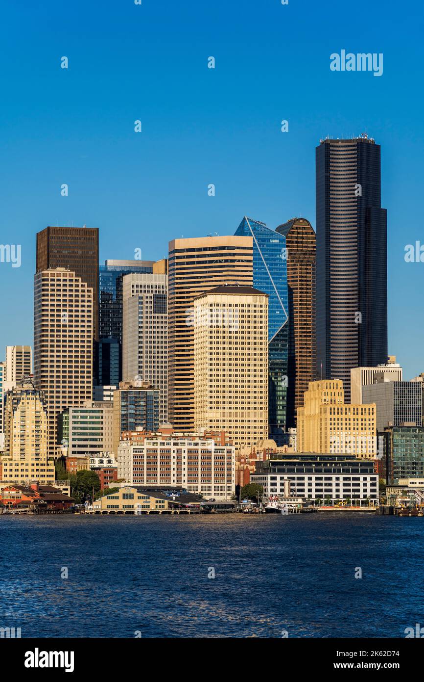 Skyline del centro e il lungomare, Seattle, Washington, Stati Uniti d'America Foto Stock