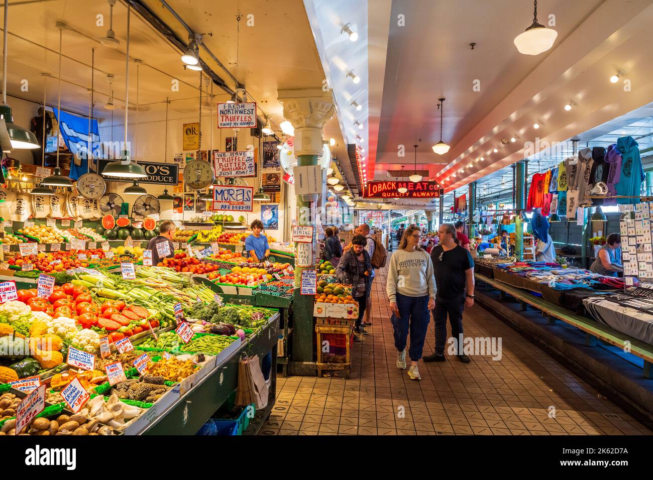 Stand di frutta e verdura al Pike Place Market, Seattle, Washington, USA Foto Stock
