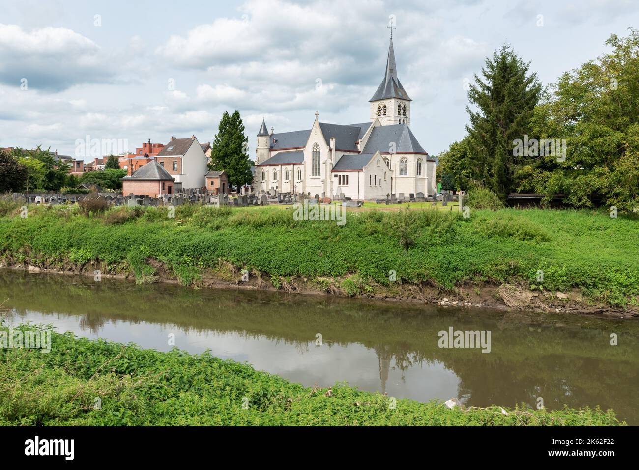 Vilvoorde, Regione del Brabante Fiammingo - Belgio - 08 24 2021 Vista idilliaco su una vecchia chiesa bianca sul fiume Senna con dintorni verdi Foto Stock