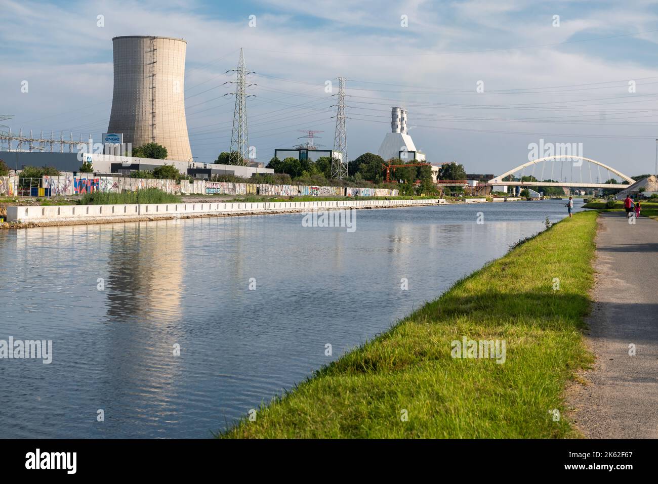 Ruisbroek, Regione del Brabante Fiammingo - Belgio - 07 30 2021 la torre di raffreddamento della centrale elettrica di Electrbael Engie Foto Stock