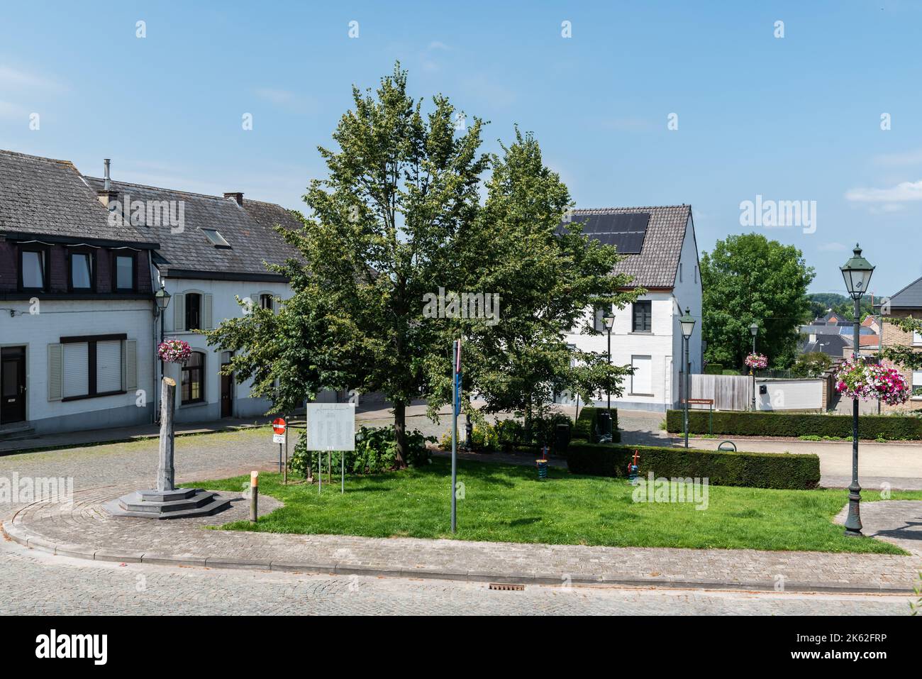 Oordegem, Lede, Fiandre Orientali, Belgio - 07 15 2021 Piazza del mercato e centro del paese Foto Stock