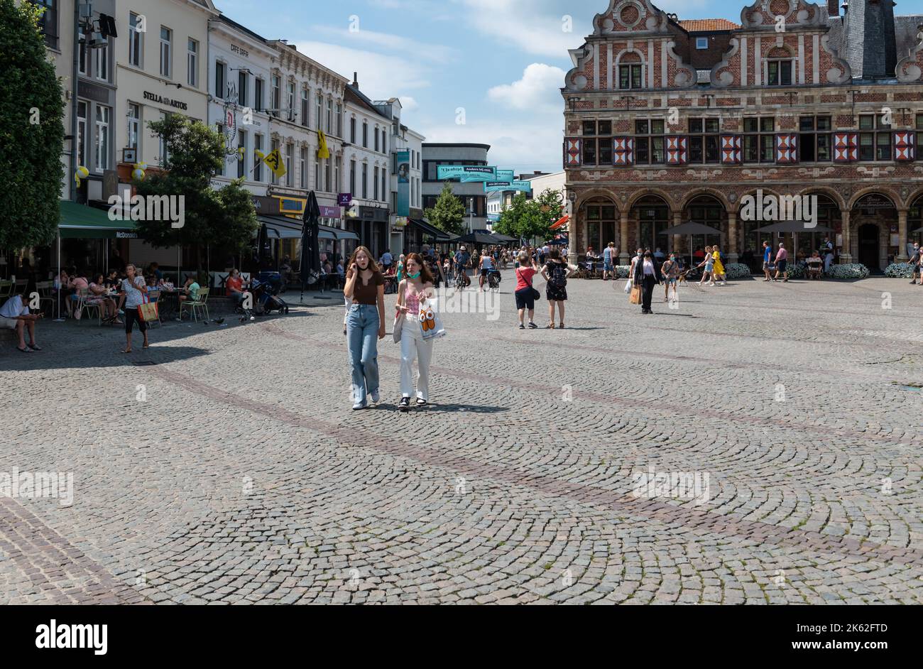 Aalst, Regione Fiandre Orientali, Belgio - 07 15 2021 - persone in abiti estivi che camminano sopra la vecchia piazza del mercato Foto Stock